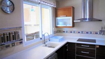 Een koelkast, een magnetron, een oven, een vaatwasser