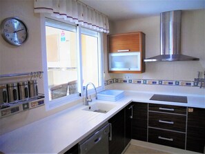 Een koelkast, een magnetron, een oven, een vaatwasser