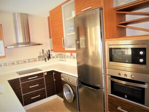 Een koelkast, een magnetron, een oven, een vaatwasser