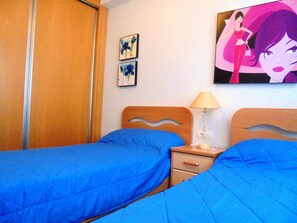 1 dormitori i roba de llit 