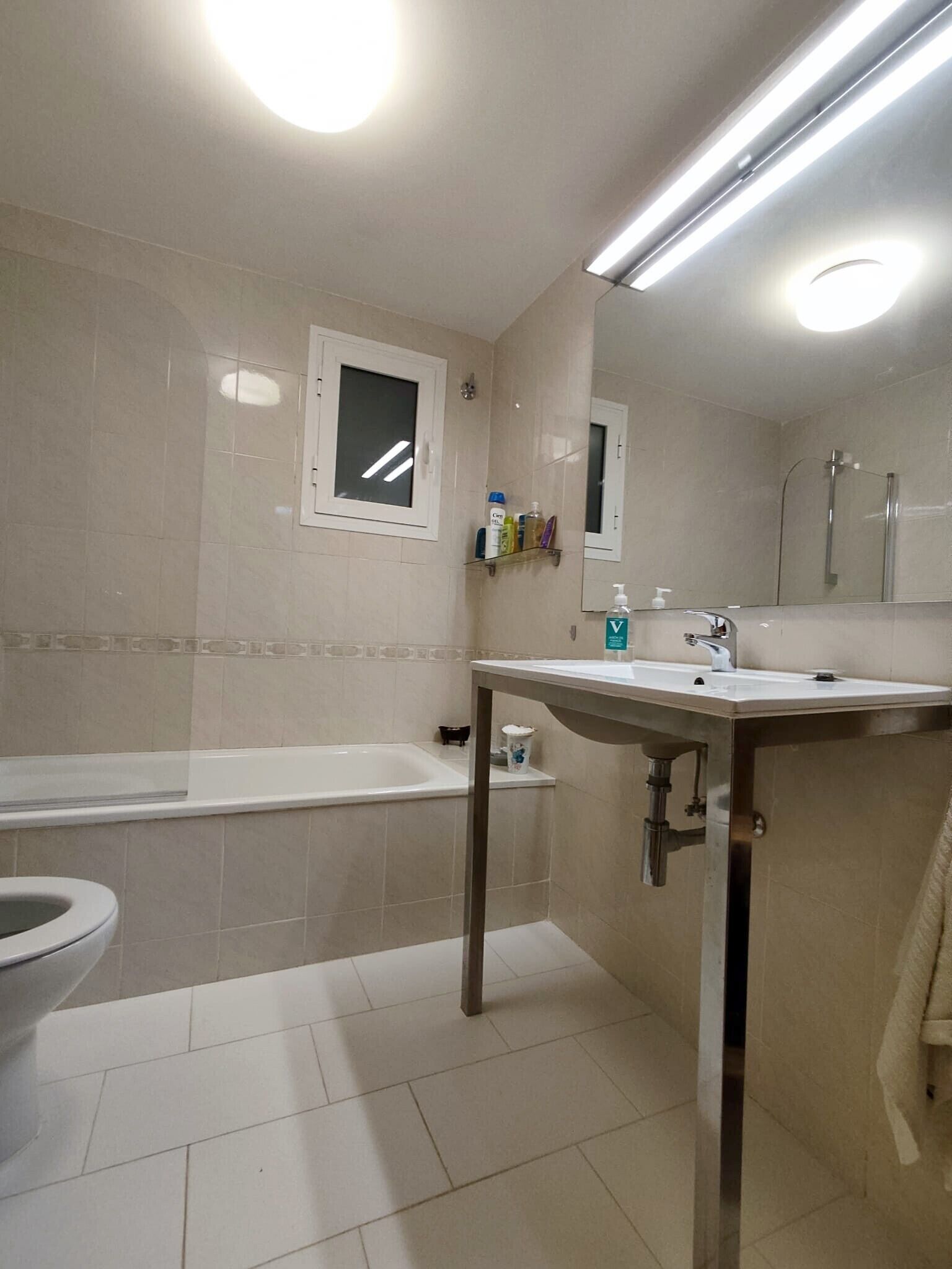 Une salle de bain avec une baignoire, des toilettes et un lavabo.
