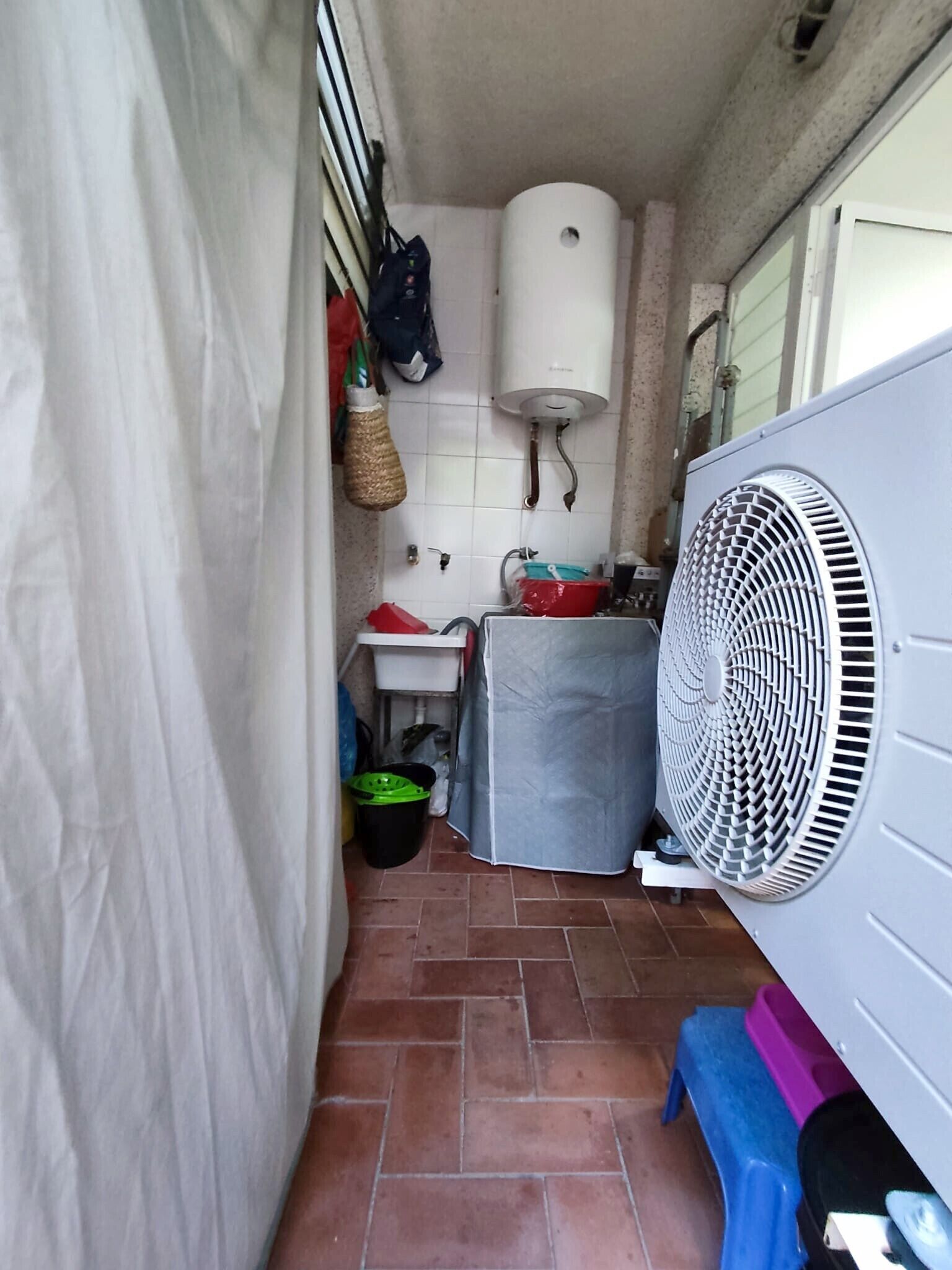 Bathtub, free toiletries, hair dryer, towels