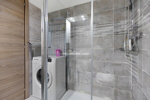 Een douche, een haardroger, handdoeken