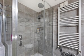 Dusche, Haartrockner, Handtücher