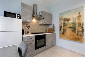 Kühlschrank, Mikrowelle, Ofen, Herdplatte