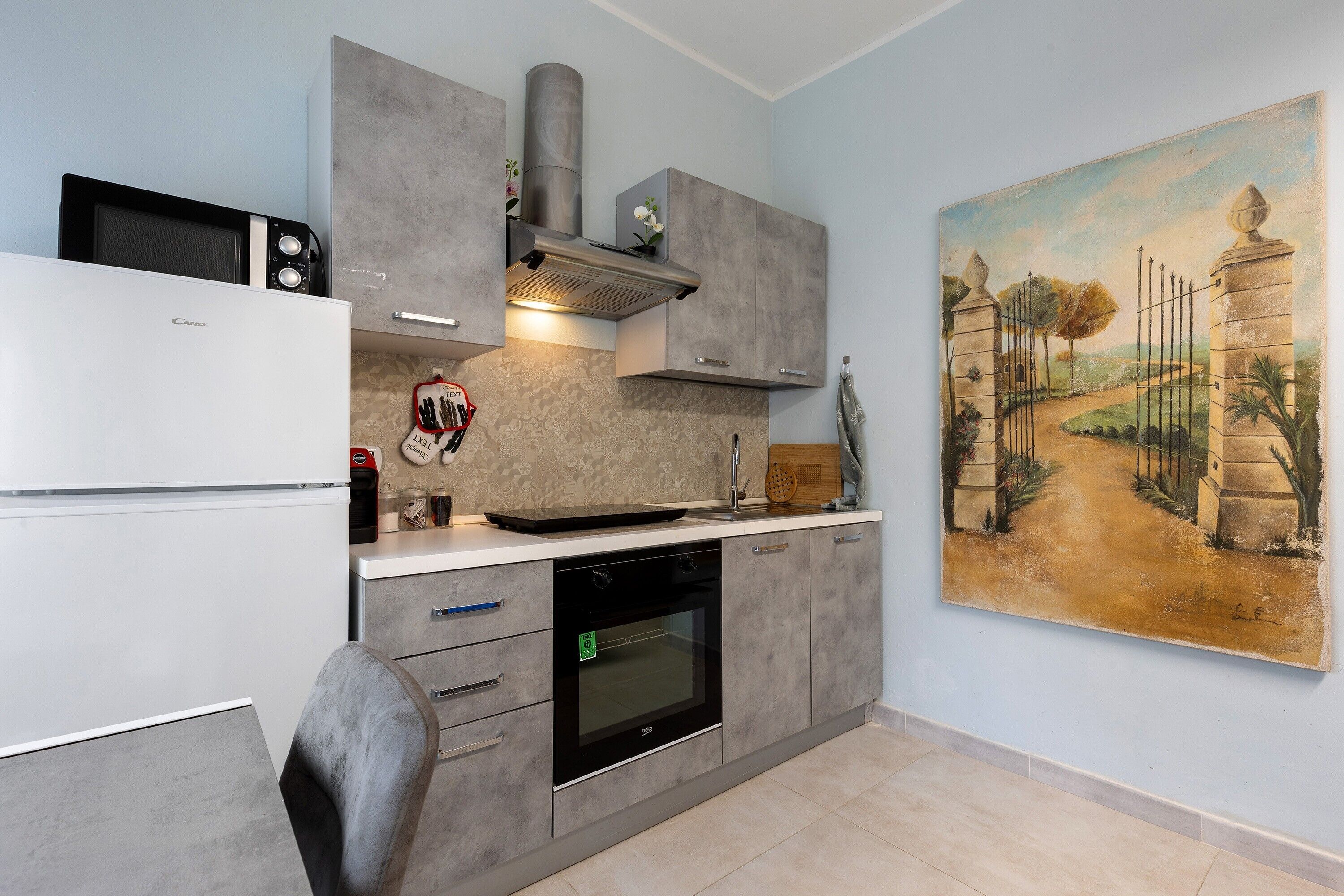 Frigorifero, microonde, forno, piano cottura