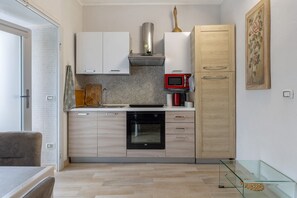 Kühlschrank, Mikrowelle, Ofen, Herdplatte