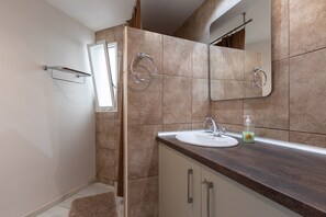 Douche, sèche-cheveux, serviettes fournies