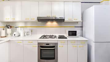 Kylskåp, mikrovågsugn, ugn och spishäll