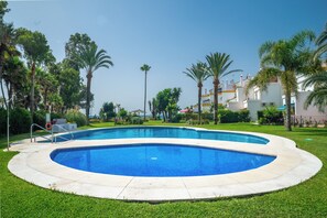 Pool - Spacious Beachfront Villa with Sea View, Garden & Wi-Fi (Estepona)