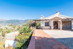 Exterior - Villa Cortijo Bellavista with Mountain View, Pool, Wi-Fi, Garden & Terrace (Cómpeta)