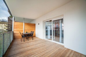 Outdoor dining - Studio Apartment 'Sweet Moon' with Mountain View, Private Terrace and Wi-Fi (Merano)