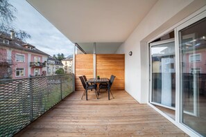 Outdoor dining - Studio Apartment 'Sweet Moon' with Mountain View, Private Terrace and Wi-Fi (Merano)