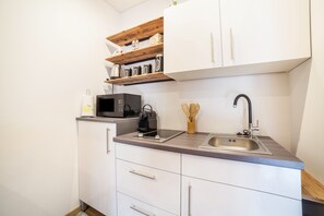 Réfrigérateur, micro-ondes, plaque de cuisson, cafetière/bouilloire