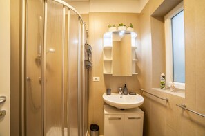 Shower, free toiletries, hair dryer, towels - Studio Apartment 'Sweet Moon' with Mountain View, Private Terrace and Wi-Fi (Merano)