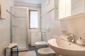 Doccia, asciugacapelli, asciugamani