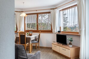 Living area - Apartment "Pramstaller Kron" with Mountain View, Wi-Fi, Terrace & Garden (St. Lorenzen)