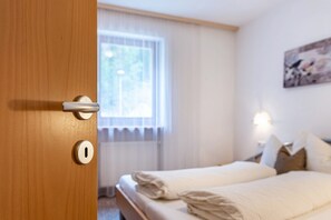 1 bedroom, free WiFi, bed sheets - Apartment "Pramstaller Kron" with Mountain View, Wi-Fi, Terrace & Garden (St. Lorenzen)