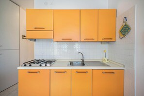 Kühlschrank, Herdplatte, Kochgeschirr/Geschirr/Besteck