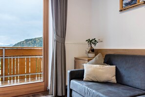 Living area - Apartment "Pramstaller Panorama" with Mountain View, Wi-Fi, Balcony & Garden (St. Lorenzen)