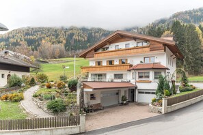 Exterior - Apartment "Pramstaller Panorama" with Mountain View, Wi-Fi, Balcony & Garden (St. Lorenzen)