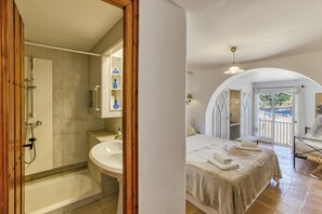 Douche, sèche-cheveux, serviettes fournies