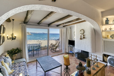 TV, fireplace. Vacation Apartment “Mediterranean Paradise” near the Beach with Terrace and Wi-Fi