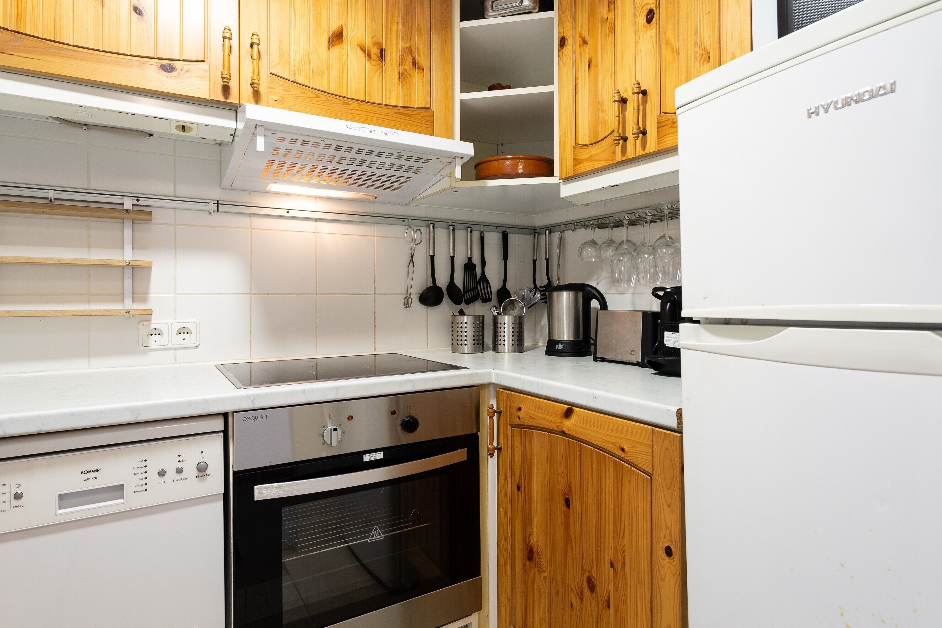 Kylskåp, mikrovågsugn, ugn och spishäll