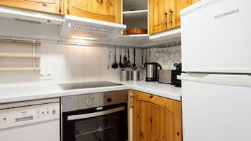 Kylskåp, mikrovågsugn, ugn och spishäll