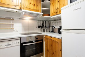 Jääkaappi, mikroaaltouuni, uuni, liesi