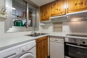 Réfrigérateur, four à micro-ondes, un four, surface de cuisson