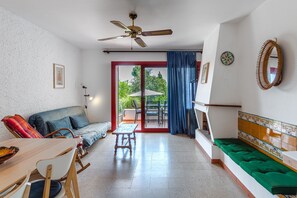 Televisión, chimenea, reproductor de DVD y estéreo 
