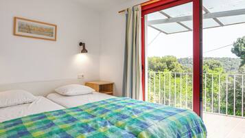 2 bedrooms, iron/ironing board, bed sheets