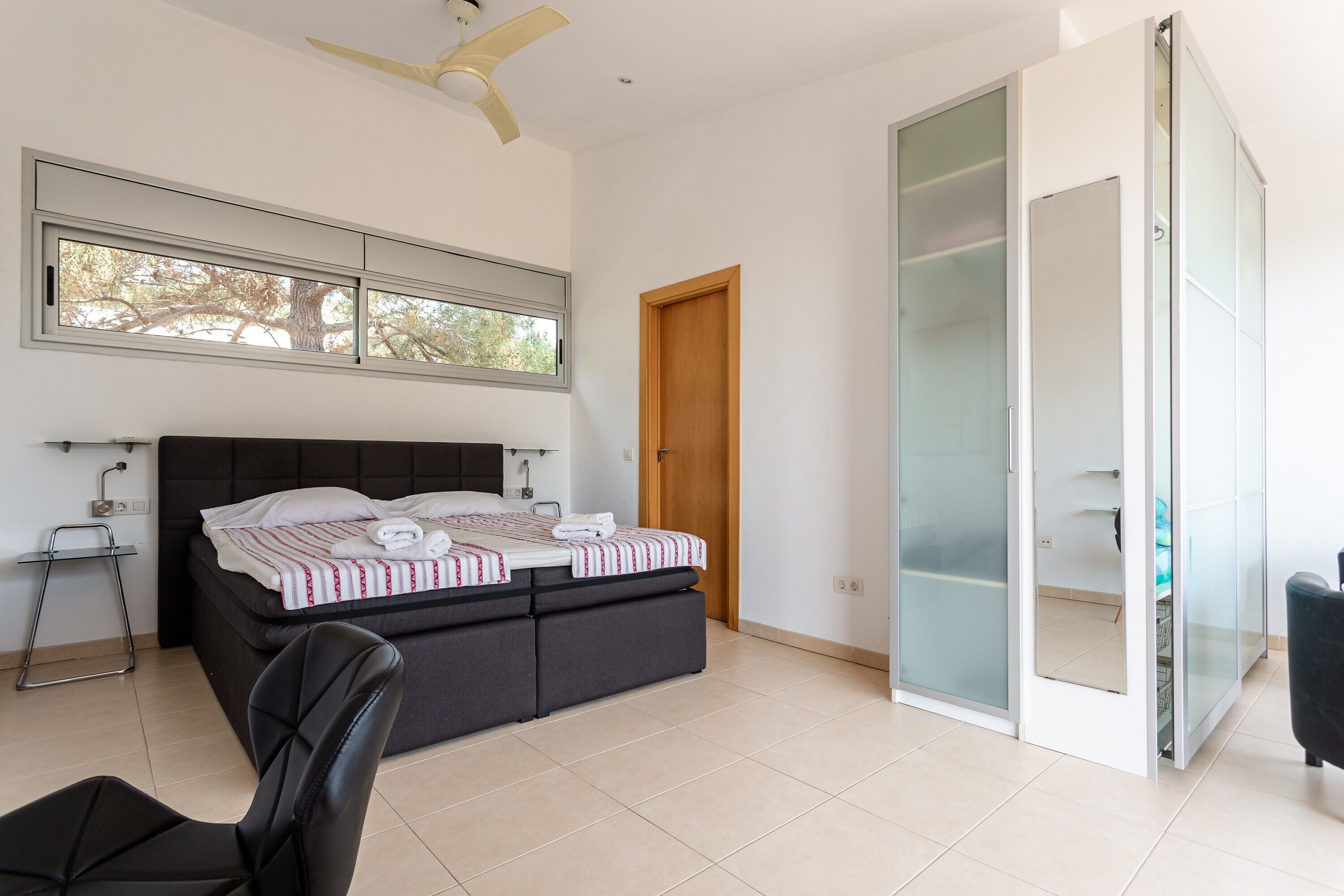 5 habitaciones, tabla de planchar con plancha y wifi gratis 