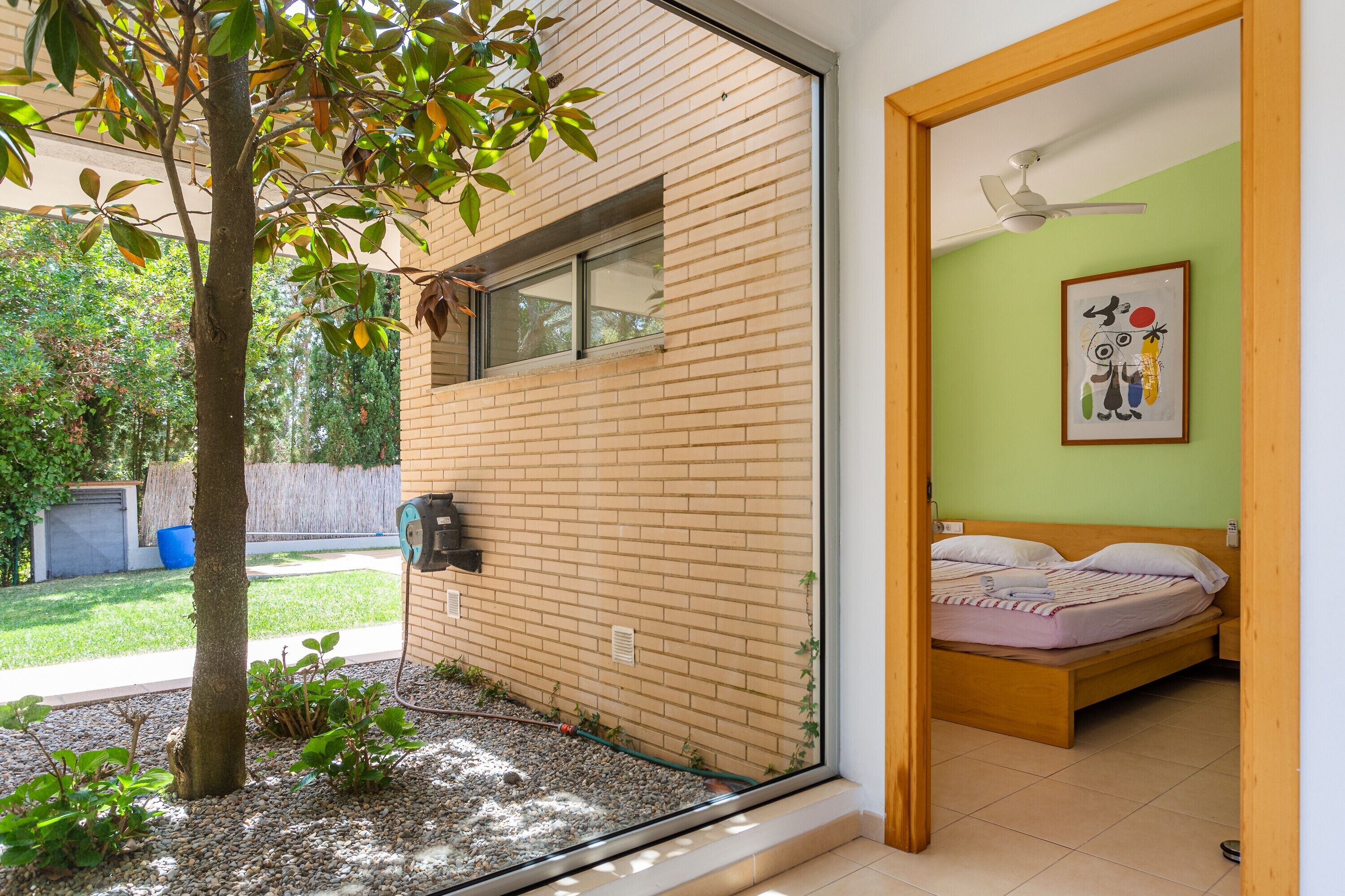 5 bedrooms, iron/ironing board, free WiFi, bed sheets