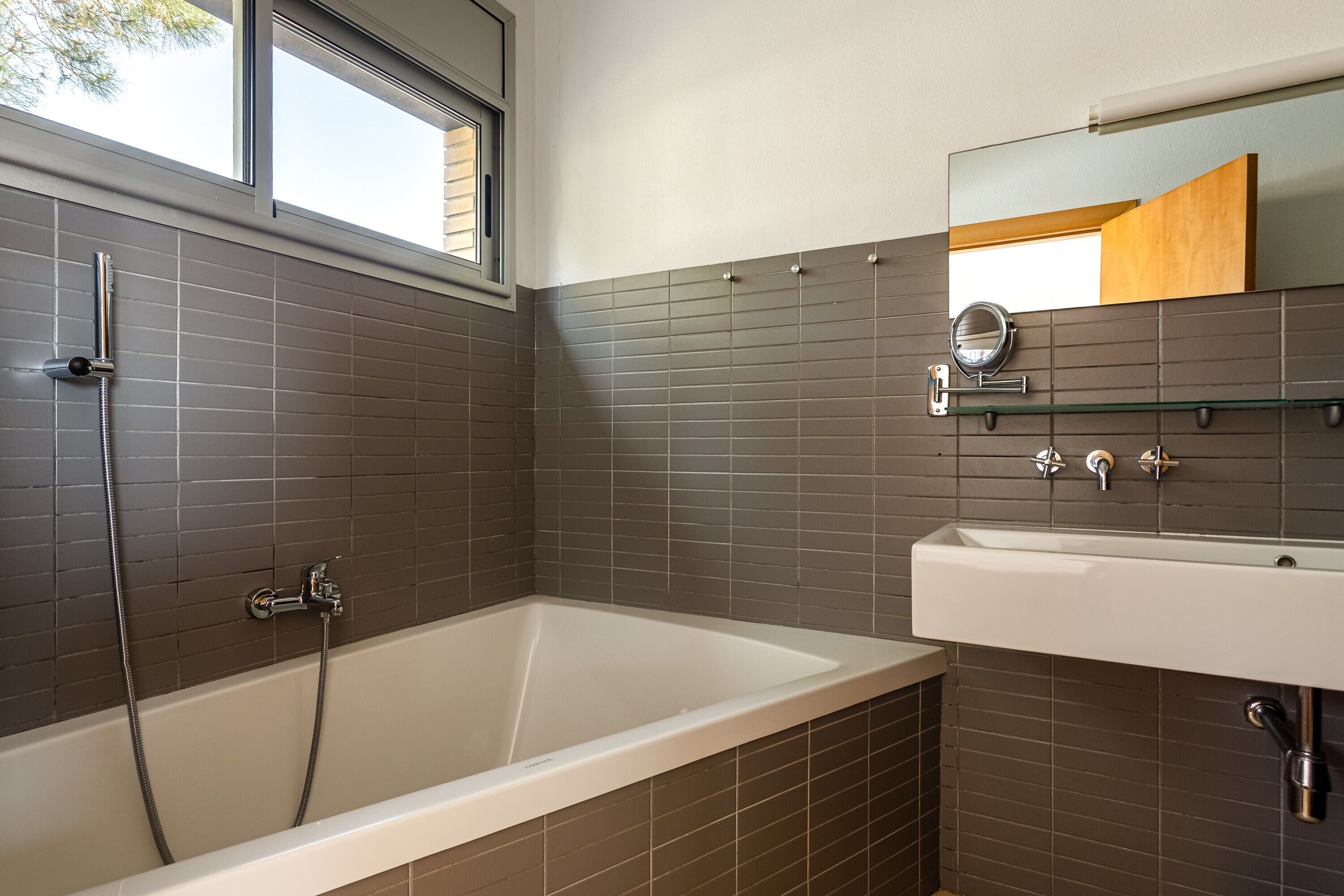Bañera, secador de pelo y toallas
