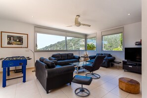 تلفزيون، مدفأة، مشغل دي في دي، تنس طاولة