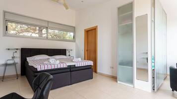 5 slaapkamers, een strijkplank/strijkijzer, gratis wifi, beddengoed