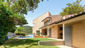 A modern house with a swimming pool, a balcony, and a garage. - Exclusive Villa with Pool, Sea View, and Wi-Fi (Tossa De Mar)