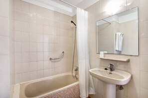 Badewanne, Haartrockner, Handtücher