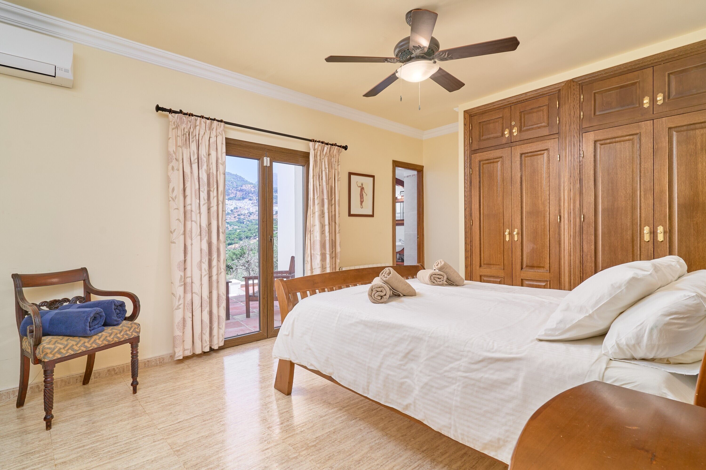 4 bedrooms, iron/ironing board, free WiFi, bed sheets