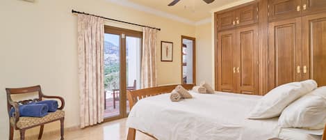 4 bedrooms, iron/ironing board, free WiFi, bed sheets