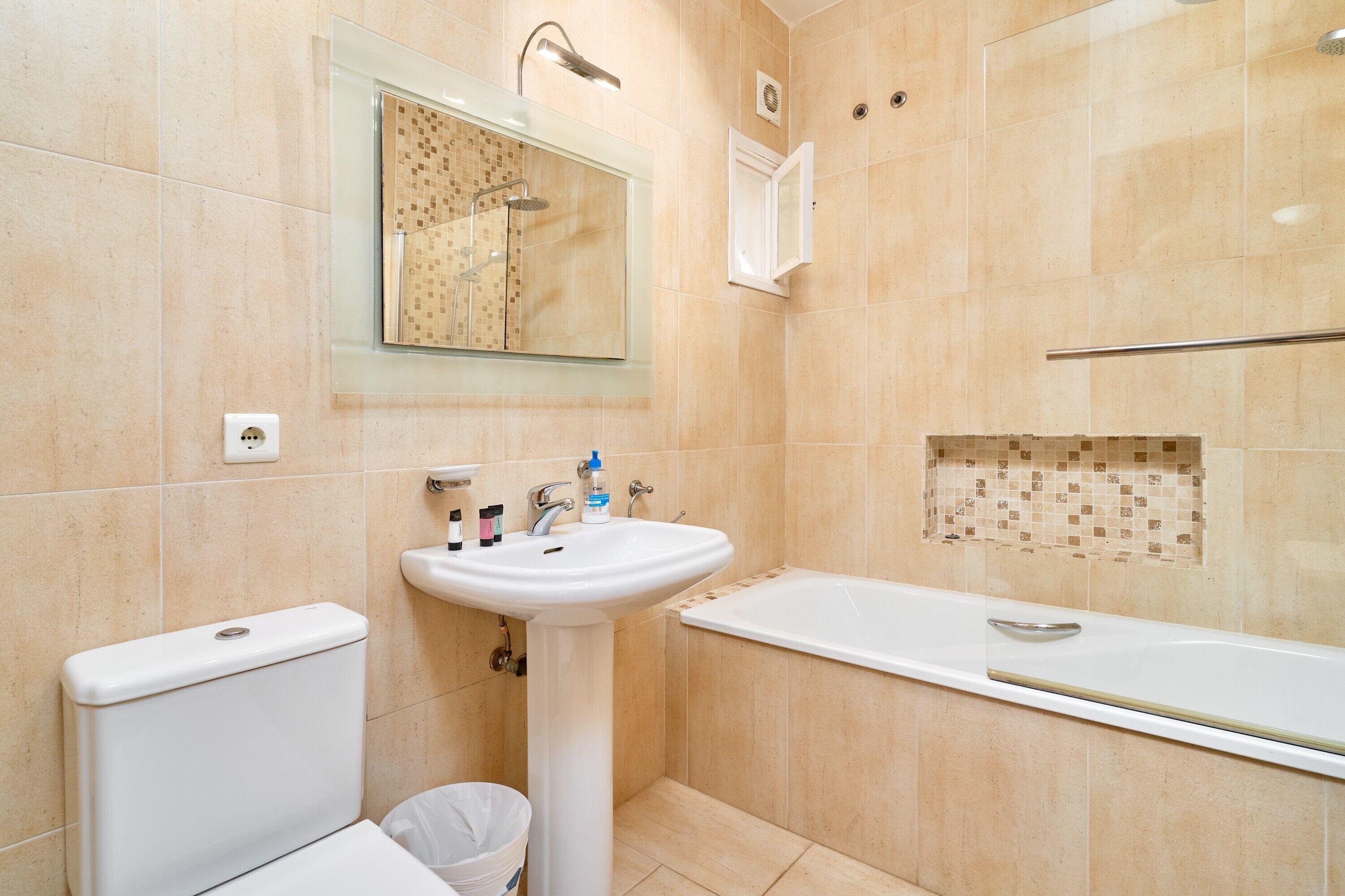 Ein Badezimmer mit Toilette, Waschbecken und Badewanne.