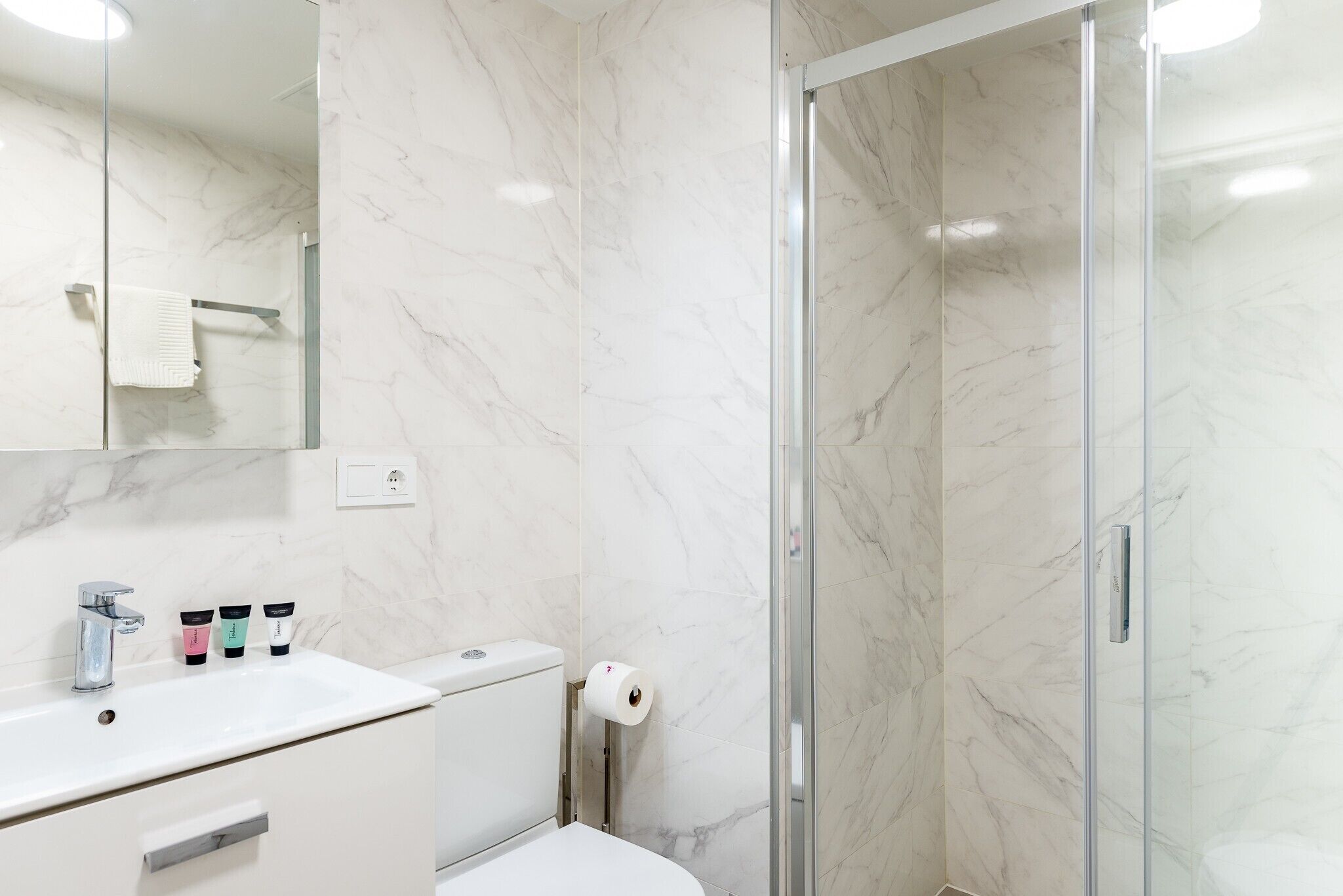Een douche, een haardroger, handdoeken