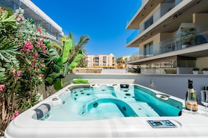 Outdoor spa tub - Apartment 'Luxurious Two Bed' with Private Terrace, Wi-Fi and Air Conditioning (Torrox)