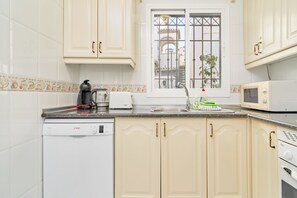 Een koelkast, een microgolfoven, een oven, een kookplaat