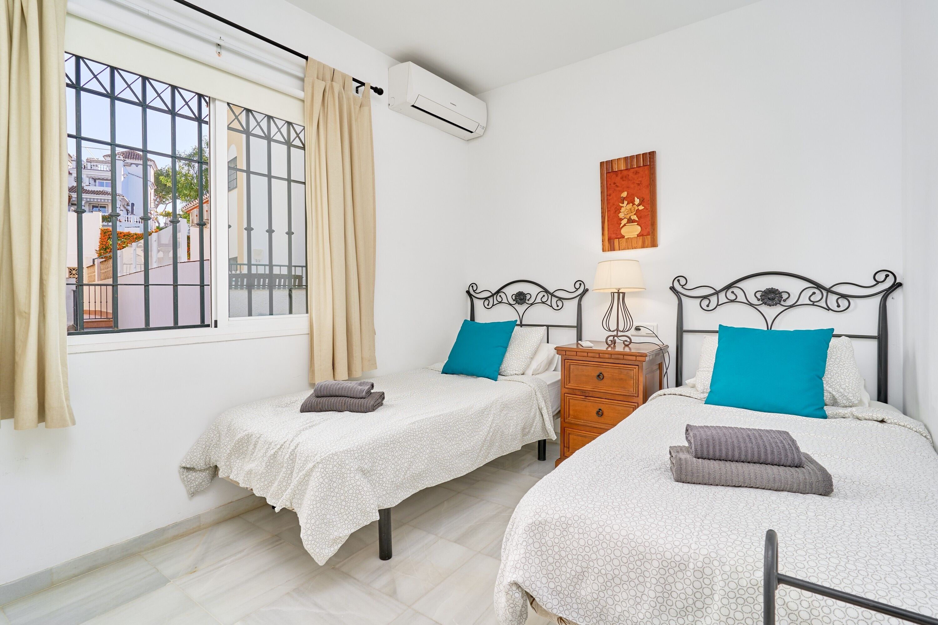 3 slaapkamers, een strijkplank/strijkijzer, gratis wifi, beddengoed