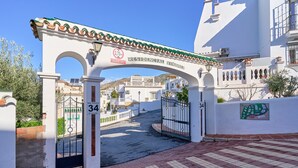 Una entrada cerrada a un área residencial con un camino despejado que lleva a una calle.