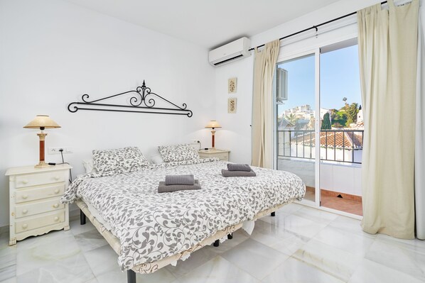 3 slaapkamers, een strijkplank/strijkijzer, gratis wifi, beddengoed