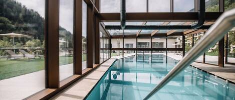 Una piscina cubierta